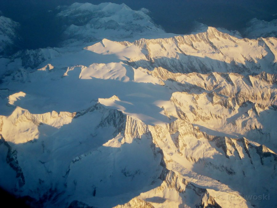 IMG_0444.JPG - Przypatrzcie się: jaka tam, w tych kotlinach między szczytami, jest ogromna ilość śniegu...