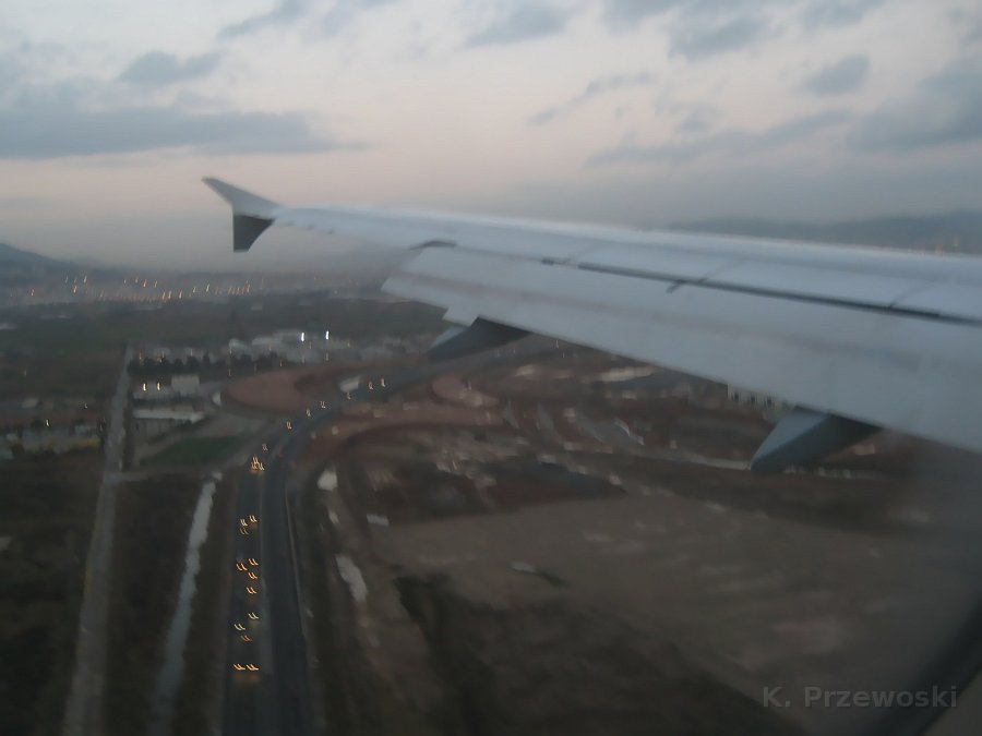 IMG_0460.JPG - Za chwilę koła samolotu dotkną (miejmy nadzieję, że szczęśliwie) płyty lotniska w Barcelonie