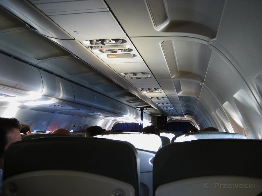 IMG_0501.JPG - Zwrot w drugą stronę (w lewo). Promienie słońca przez przysłonięte okna miały szansę dzięki temu oświetlić aż przeciwną ścianę kabiny pasażerskiej Airbusa A319-100