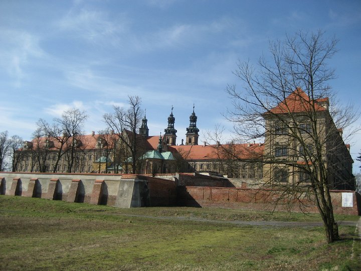 IMG_1732.JPG - A to niespodzianka: jadę sobie wąską szosą 3. kategorii ze Strzegomia do Rawicza, przez lasy i pola, dojeżdżam do kolej wioski, a tu nagle za zakrętem pojawia się takie wielkie coś! Lubiąż, opactwo Cystersów