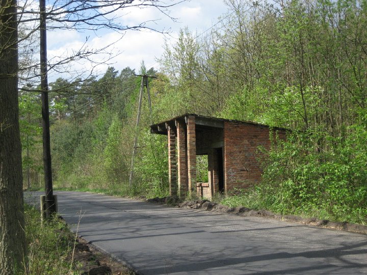 IMG_2556.JPG - Ten pałacyk z trzema kolumnami to (był) chyba przystanek