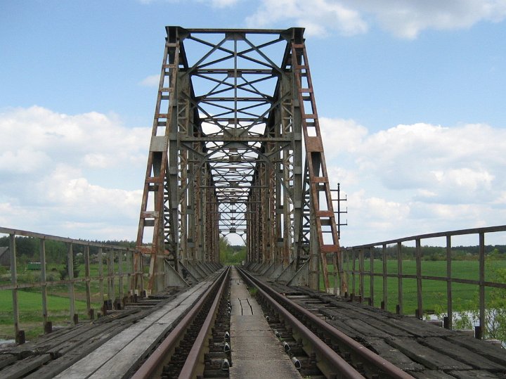 IMG_2575.JPG - Chyba można... tylko jak jest lepiej: tą wąską kładką na środku, czy po deskach bokiem?