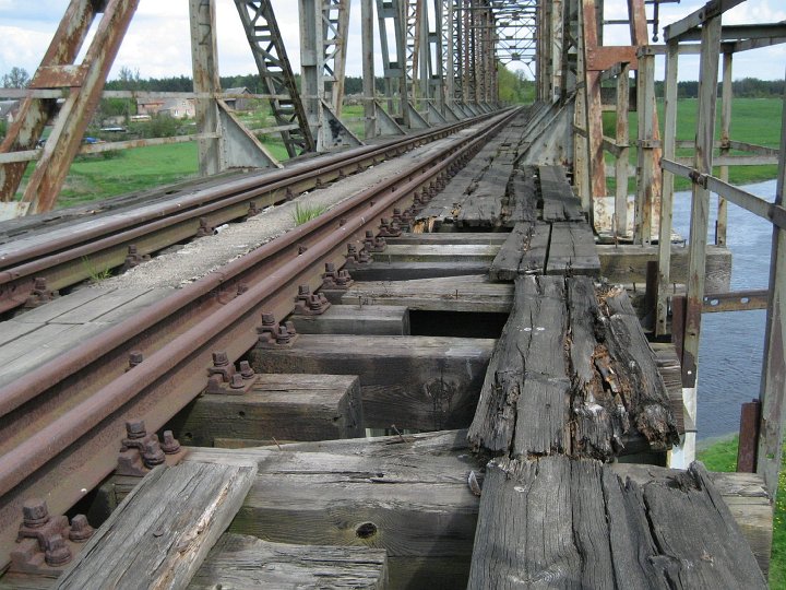 IMG_2583.JPG - Nie, nie. Po deskach to chyba nie jest najlepszy pomysł. Wróciłem na środek i... wsiadłem na rower. Fakt, betonowa kładka między szynami nie była zbyt szeroka, ale przecież ćwiczyłem to dziesiątki razy, starając się na miejskim chodniku nie wyjechać poza szerokość jednej płytki. Tylko że tym razem było trochę więcej emocji...