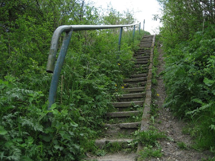 IMG_2595.JPG - Zejście po tych wąskich schodkach z rowerem na plecach nie było łatwe