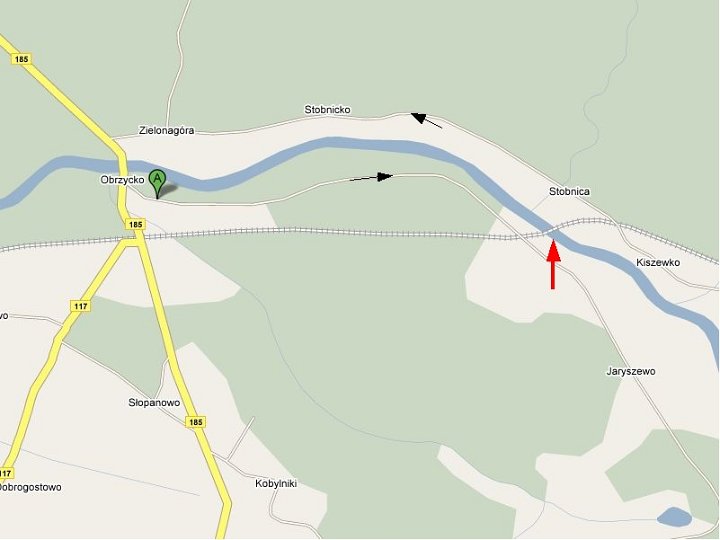 mapa.jpg - Plan był taki: podjechać samochodem do Obrzycka, tam zostawić samochód na ryneczku, wyjąć rower z bagażnika i tym rowerem pojeździć trochę po okolicach. Mówiąc ściślej: pojechać do mostu na linii kolejowej (zaznaczonego czerwoną strzałką), tam spróbować po nim przejść na drugą stronę Warty i wrócić drugą drogą do Obrzycka [mapa pochodzi z serwisu Google maps]