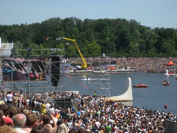 IMG_3037.JPG - To był najlepszy punkt obserwacyjny, jaki udało nam się zdobyć. Dla Waszej informacji: rozbieg, z którego startowały maszyny latające, znajdował się pod tym żółtym wysięgnikiem