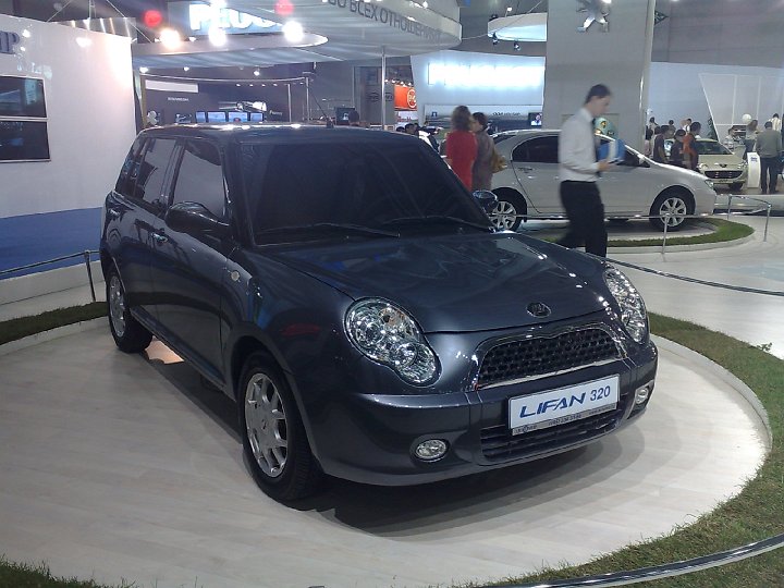 20080829181.jpg - Mini? Nic z tych rzeczy. To chiński samochód. W ogóle chińskich samochodów było pełno na tych targach