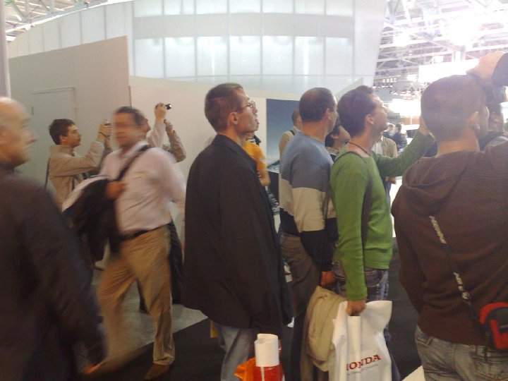 20080829183.jpg - Ależ zainteresowanie! Czyżby to jakiś arcy-ciekawy nowy model samochodu? ...