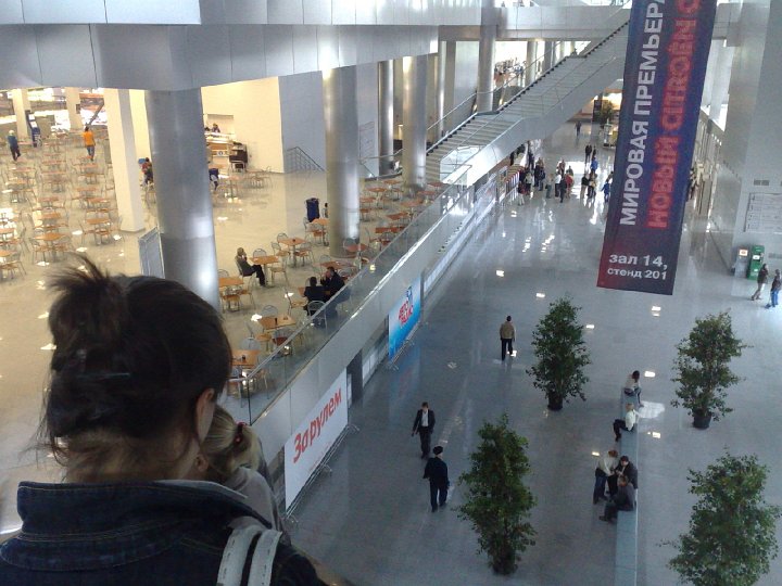 20080830253.jpg - Ładne, przestrzenne pawilony targowe. Szkoda tylko, że szczegóły nie były takie piękne (jak np. 70% drzwi na zewnątrz, zamkniętych i "zabezpieczonych" linkami, które normalnie służą do zabezpieczania rowerów. Aż strach pomyśleć, co by było, gdyby np. wybuchł jakiś pożar. Bomba to by raczej była niemożliwa, ponieważ przy wejściu wszyscy byli kontrolowani prawie jak na lotnisku)