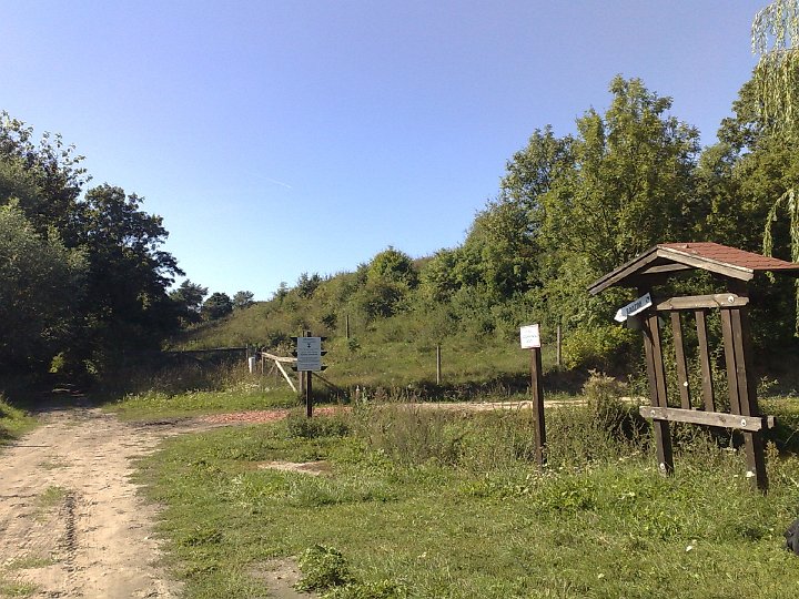 20080831266.jpg - Jadąc tak przed siebie, dojechałem do Starczanowa i niepostrzeżenie znalazłem się na drodze do Kasztelarni Radzimińskiej (jak głosiła tablica informacyjna). Na pobliskiej wyspie na Warcie (obecnie nie jest już wyspą, ponieważ Warta opływa to miejsce tylko z jednej strony) miejscowa ludność w XII wielku usypała kopiec i zbudowała 2-kondygnacyjną wieżę dla kasztelana. Jadę dalej zobaczyć tę kasztelarnię...