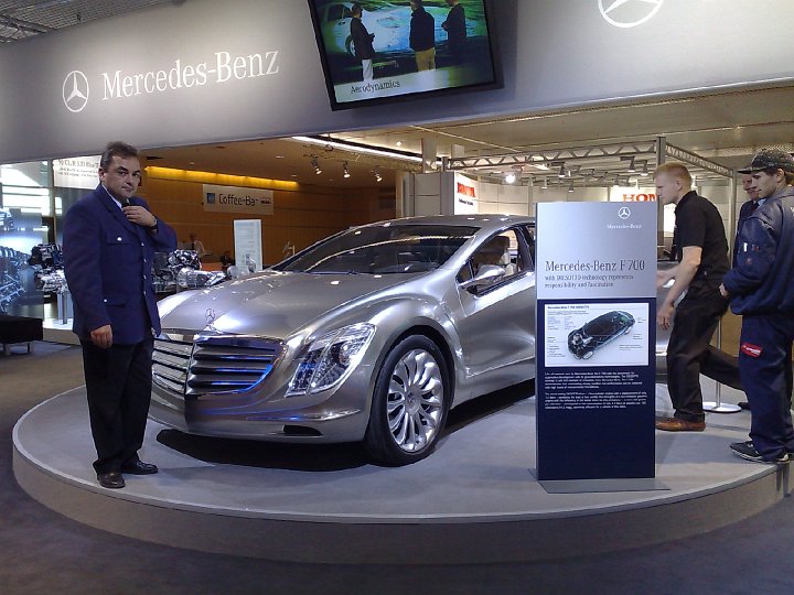 20080918352.jpg - We wrześniu obowiązki służbowe zaprowadziły mnie do Monachium na targi FISITA. Na zdjęciu - studyjny mercedes F700