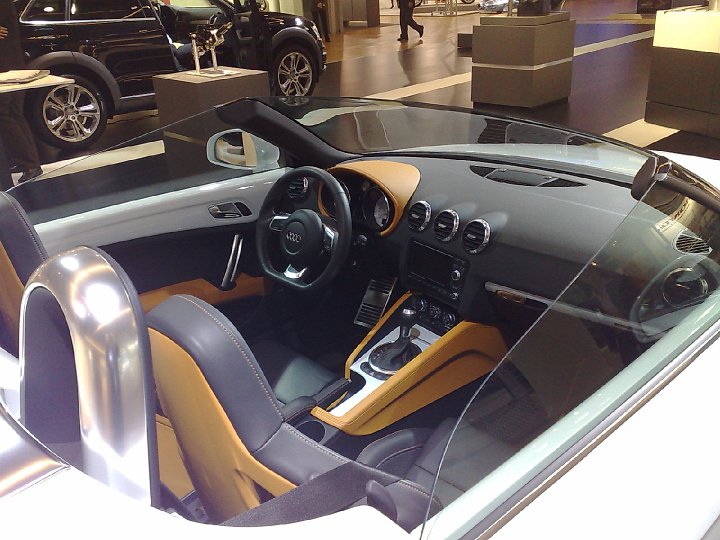 20080918358.jpg - Wspomniany Mercedes zrobił na mnie największe wrażenie, ale nie brakowało też i innych ciekawych samochodów, jak np. ten kabriolet Audi