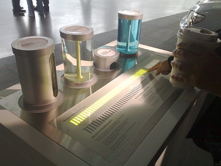 20080918382.jpg - Ten "skaner" skanuje jakość paliwa w sensie energetycznym (górny wskaźnik) i w sensie emisji zanieczyszczeń (dolny). Można było tu sobie sprawdzić następujące paliwa (od lewej): CNG, benzyna, płynny wodór LH2, LPG. Wodór był bezkonkurencyjny: największa kaloryczność [MJ/kg] i... zerowa emisja CO2 [g/km]