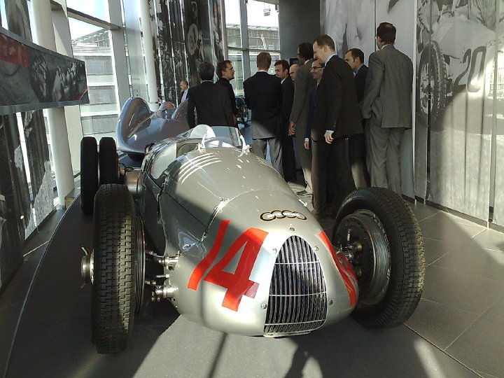 20080919397.jpg - Formuła 1 sprzed kilkudziesięciu lat. Ten samochód też już potrafił przekroczyć 200 km/h