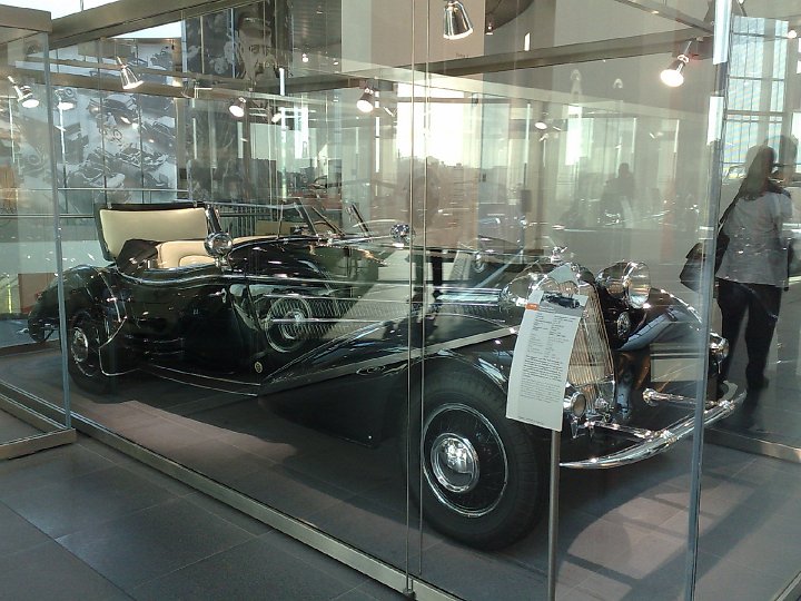 20080919399.jpg - Ten z kolei to jeden z najdroższych obecnie samochodów na świecie (o ile dobrze pamiętam, jest on wyceniony na około 4.5 mln EUR): on już był bardzo drogi w swoim czasie - jako wyjątkowo ekskluzywny model. Teraz to jedyny egzemplarz, który przetrwał - stąd jego wielka wartość