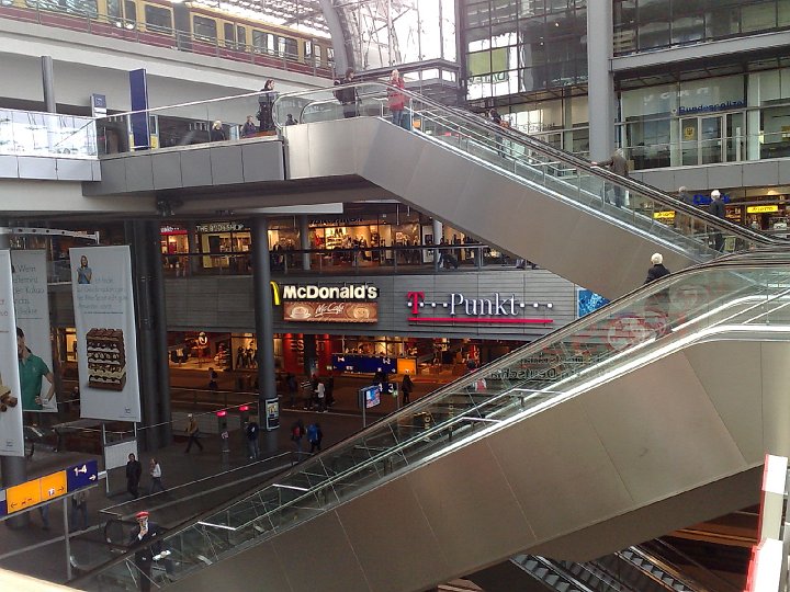 20080917346.jpg - We wrześniu miałem dwa razy okazję służbowo podróżować po Niemczech pociągami. Pierwszy wyjazd: do Monachium. Drugi – do Trier. Dzięki temu miałem okazję osobiście zobaczyć imponujący, kilkupoziomowy, nowy dworzec główny w Berlinie