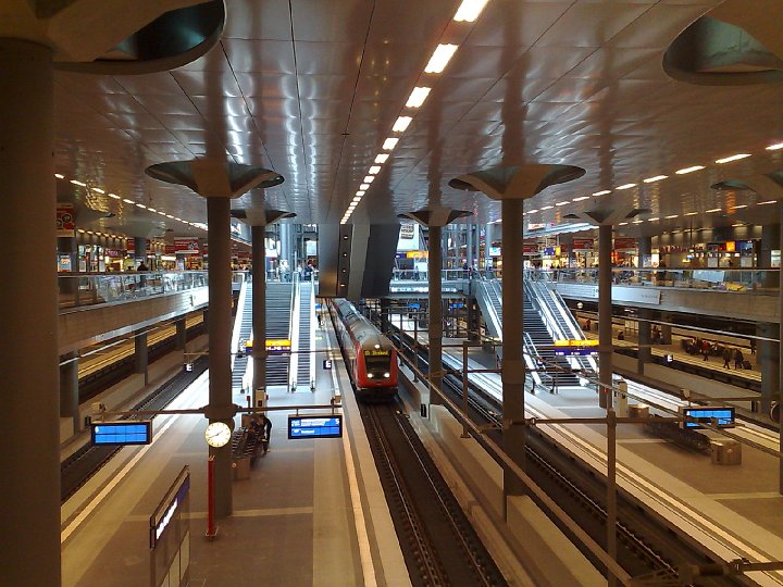 20080917347.jpg - Pociąg do Monachium odjeżdżał z dolnego poziomu