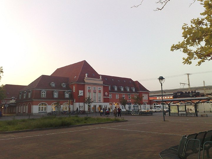 20081004512.jpg - Dworzec we Frankfurcie nad Odrą. Co ja robiłem we Frankfurcie? To długa historia... Pociąg z Trieru do Kolonii spóźnił się 8 minut. To wystarczyło, że mój pociąg do Berlina już odjechał. Musiałem poczekać na następny ICE, tracąc w efekcie szanse na złapanie popołudniowego pociągu z Berlina do Poznania. Następny do Poznania miałem dopiero nazajutrz rano. Po krótkich negocjacjach koleje niemieckie okazały się w tej sytuacji na tyle uprzejme, że zafundowały mi hotel. Ponieważ w piątek wieczorem trudno już im było znaleźć hotel w Berlinie, zarezerwowano mi hotel "po drodze" we Frankfurcie nad Odrą