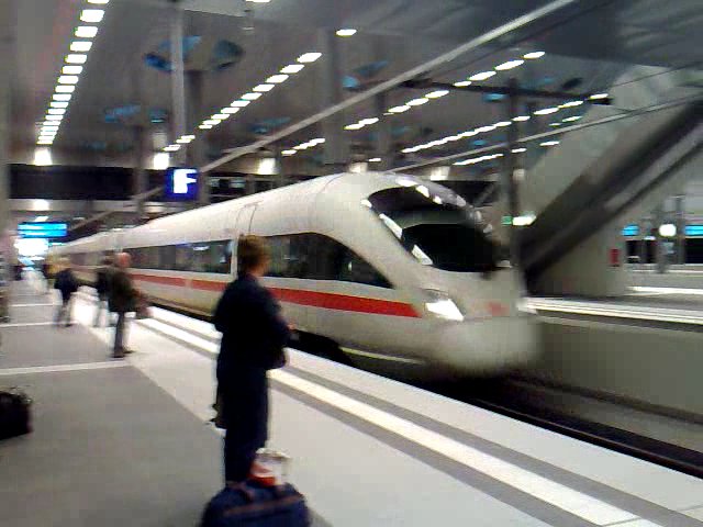 Screenshot1.png - Właśnie wjeżdża na peron mój pociag do Monachium [stopklatka z filmu]