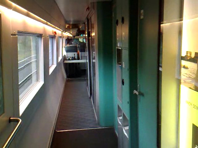 Screenshot3.png - Wnętrze ICE 1 generacji. To co mi się podoba w tych pociągach, to... brak nudy wewnątrz. Każdy ma to co lubi: są przedziały, są siedzenia w układzie jak w samolocie (tyle że tu pasażer ma dużo dużo więcej przestrzeni), gdzieniegdzie zdarzają się szafki na garderobę, półki na bagaż, jakieś stoliki do pracy...