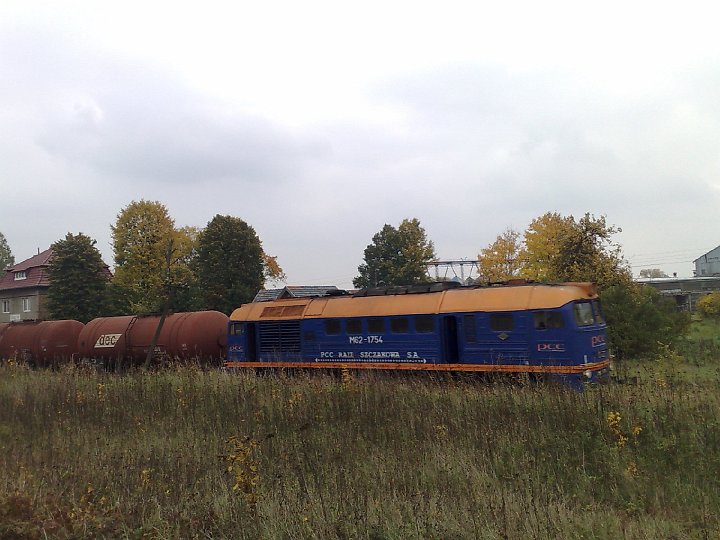 20081012525.jpg - Miałem szczęście - trafiłem na pociąg towarowy najprawdopodobniej do bazy paliwowej w pobliskim Rejowcu (osobowe już nie jeżdżą na tej linii)