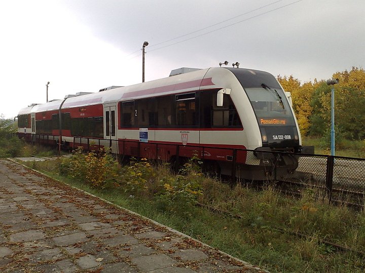 20081012546.jpg - Ale dworzec żyje... tyle że jako zwykły przystanek na linii Wągrowiec - Poznań...